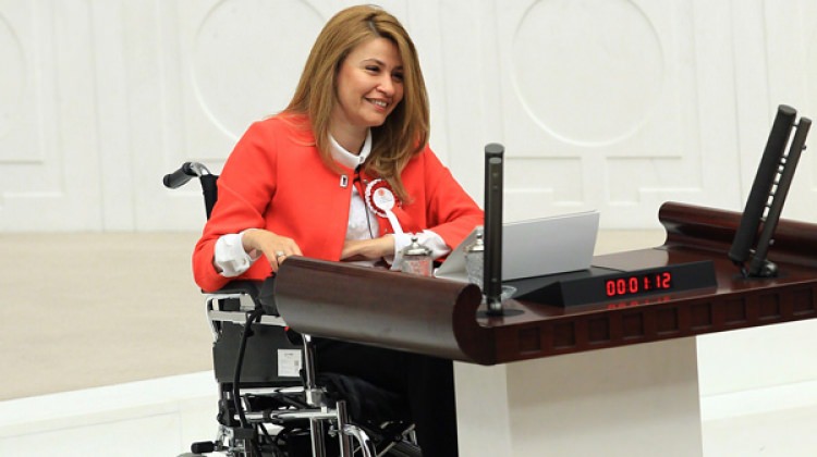 AK Parti Bursa Milletvekili Bennur Karaburun trafik kazası geçirdi