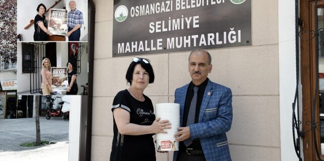 Osmangazi Belediyesi, sıcak yaz günlerinde sokak hayvanlarının susuz kalmamaları için ilçedeki muhtarlıklara su kabı dağıttı.