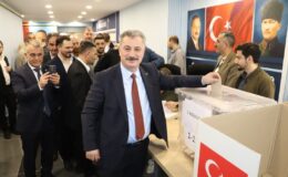 A Parti İl başkanı Fikret Aslan güven tazeledi