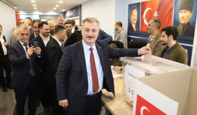 A Parti İl başkanı Fikret Aslan güven tazeledi