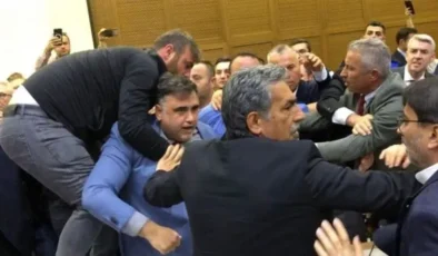 Bursa Büyükşehir Belediye Meclisi’nde CHP’liler AK Parti grubuna saldırdı!