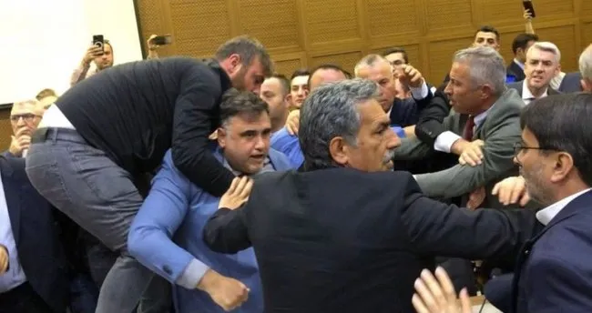 Bursa Büyükşehir Belediye Meclisi’nde CHP’liler AK Parti grubuna saldırdı!